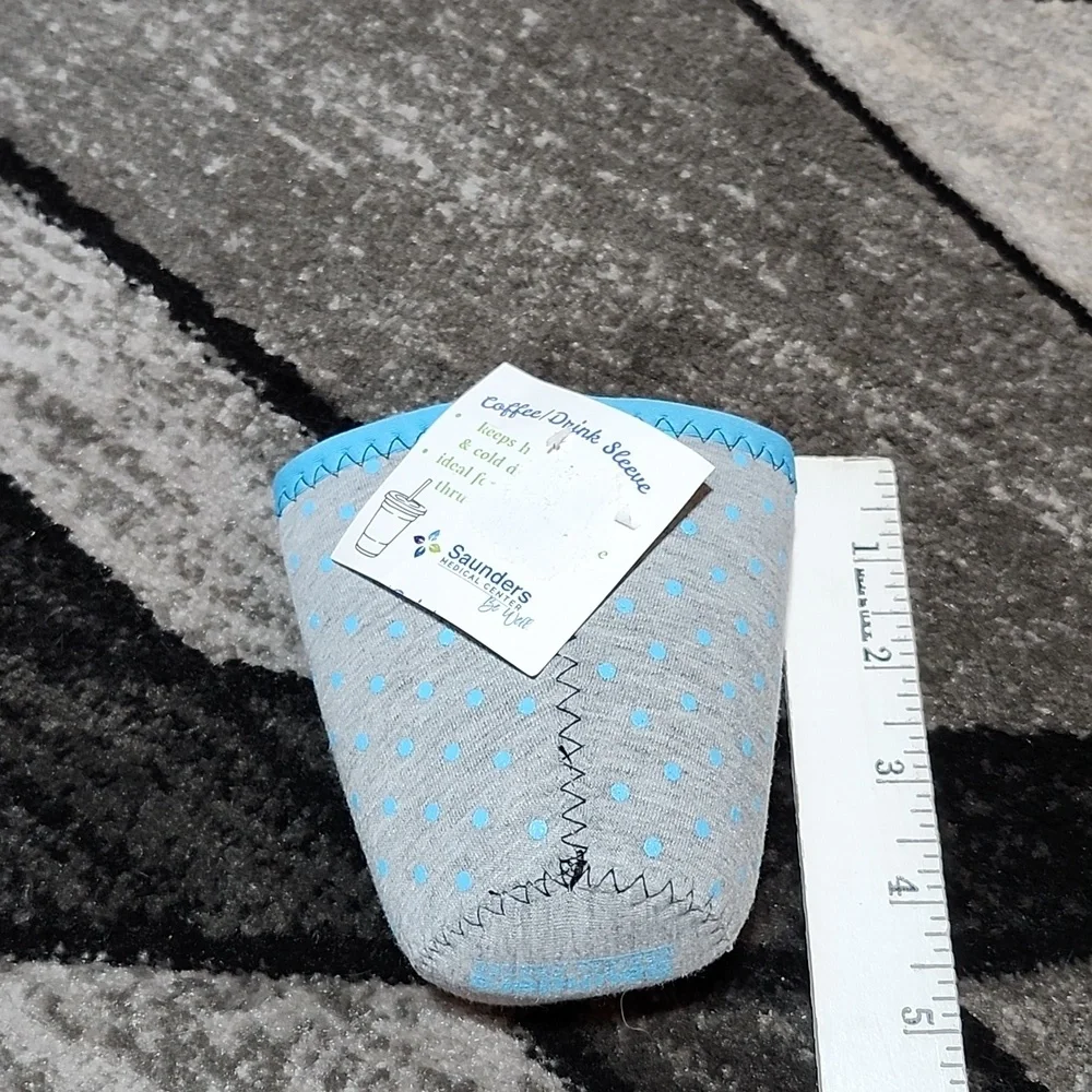 SAUNDERS REUSABLE SMALL COFFEE CUP/DRINK COZY SLEEVE GRAY & BLUE POLKA-DOT
